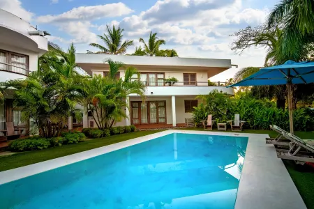 Ocean Properties ApartHotel and Villas Отели в г. Педаси