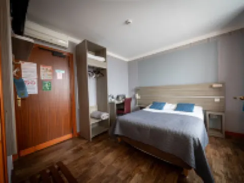 Logis hôtel Au Relais Nivernais ヌベールのホテル