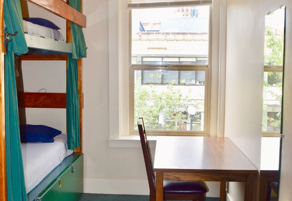 [시애틀 그린 톨토이즈 호스텔 공용 공간]