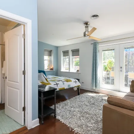 House 5863- Chicago's Premier Bed and Breakfast