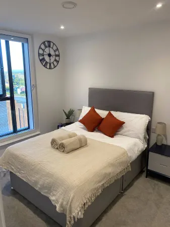 Roof Terrace Lakeside - Central Apartment - Cinema Room - Free Parking