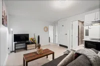 Chic Condo ! 15 Mins from Downtown Montreal: Pool and BBQ