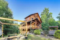 Secluded Smoky Mountain Cabin w/ Theater & Hot Tub - Tiny Houses