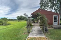 Delightful Carmine Studio on Farm Near Round Top! - Homestays