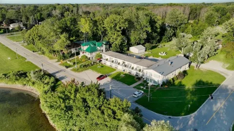 Lakeside Inn in Simcoe County