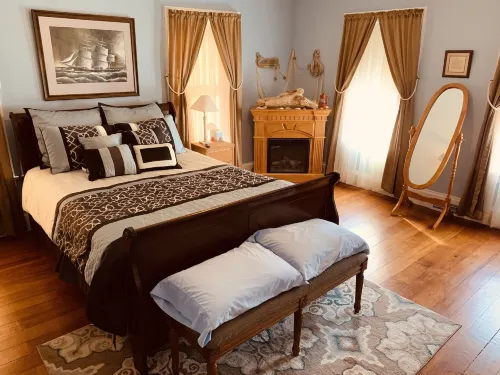 Centennial Inn Bed & Breakfast Hotels in Conneaut