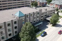 Brentwood Inn & Suites Hotels near Douglas Trail
