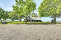 Fire Pit, Pickleball, Pool! Schulenburg Farmhouse - Pet friendly