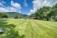 'Campbell Retreat' in Maggie Valley w/ Deck! - Parkplatz