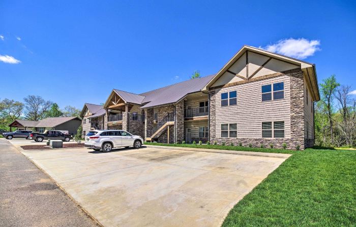 Chic Townsend Condo w/ Saltwater Pool!