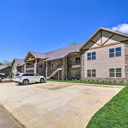 Chic Townsend Condo w/ Saltwater Pool!