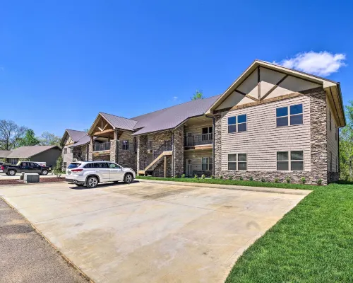 Chic Townsend Condo w/ Saltwater Pool! Hotels in Townsend