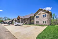 Townsend Condo w/ Pool, Great Smoky Mountain Views - WiFi