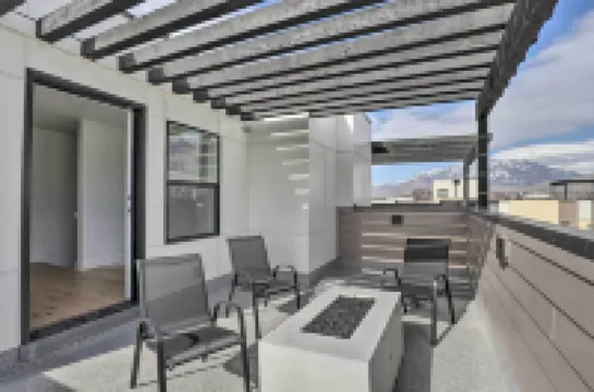 ทาวน์โฮมที่ร่มรื่นและแดดแดด Provo พร้อมระเบียงบนชั้นดาดฟ้า!