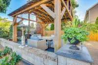 Pool, Hot Tub + Fire Pit: Family Home by U of O!