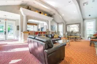 3 Mi to Tpc: Chic Condo w/ Pool Access & Grills - parking
