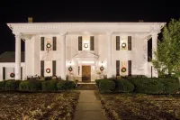 Historic Cedar Hill Mansion on Large Farm w/ Pool! - Wifi
