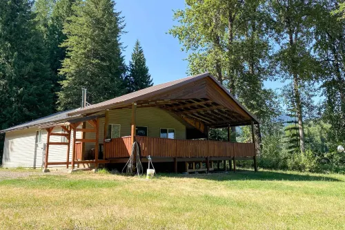 Private 2-Acre Retreat w/ Mtn Views, Walk to River - 3 étoiles