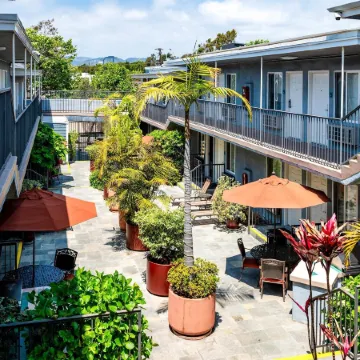 SureStay Hotel by Best Western Santa Monica Отели рядом с достопримечательностью «Mt. Olive Lutheran Church»