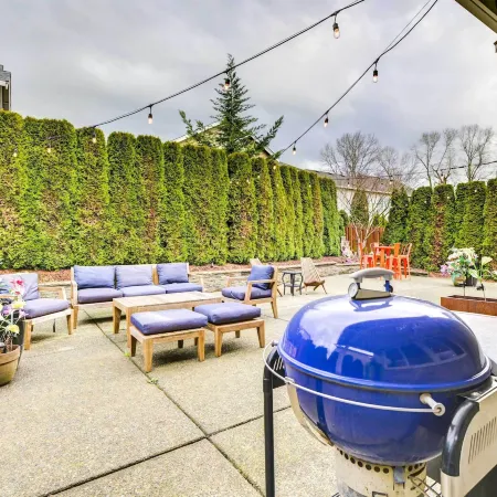 Spacious Kent Home Near SeaTac Airport w/ Patio