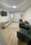 Falcon’s Corner Retreat; cozy ground floor apt