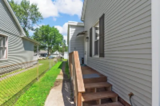 Charming 1-bedroom  Hideout in  Belleville with WiFi, AC