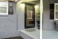 Serenity Spot- Charming 3-bedroom house 20 minutes from the Airport.