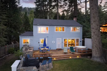 Lakefront Haven by Avantstay Minutes to Ski Resorts Private Dock & Boat