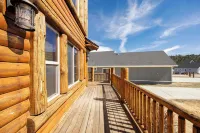 Group Cabin + Lake and Mountain View Pet-friendly, Fireplace, Games, Loft