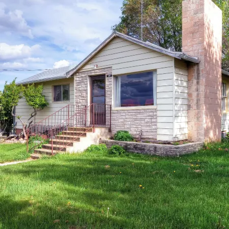 Charming Tropic Home by a Farm Near Bryce Canyon!