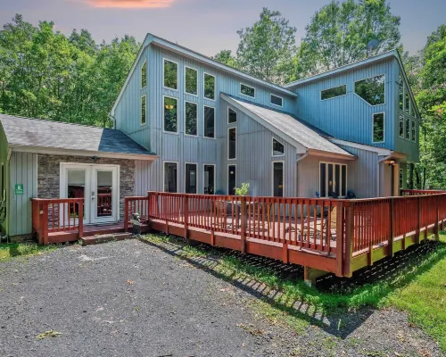 Poconos Escape w Game Room Poker Loft Fire Pit Spacious Deck Hotels in Tunkhannock Township
