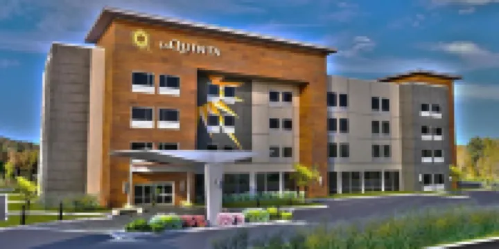 La Quinta Inn & Suites by Wyndham Terre Haute テレ・ホートのホテル