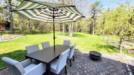 The Wooden Nest by AvantStay Deck Big Yard w Hammocks Fire Pit