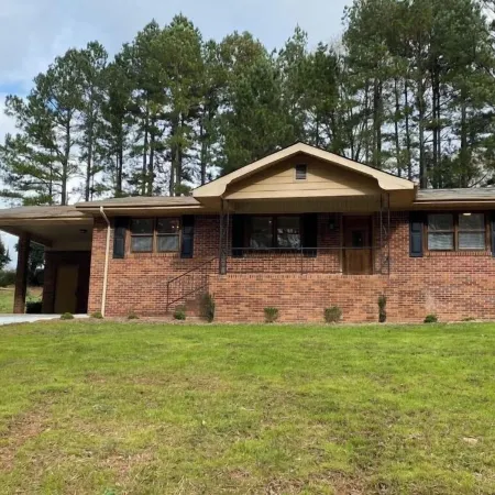 Convenient 3 Bedroom / 2 Bath House