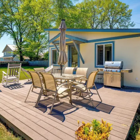 Waterfront Hood Canal Cottage Steps to the Beach!