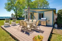 Waterfront Hood Canal Cottage Steps to the Beach! - parking