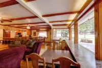Cozy Cabin on 1 Acre in Premier Pine Neighborhood - Homestays