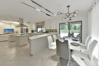 Cozy home with big pool and BBQ in Wellington!