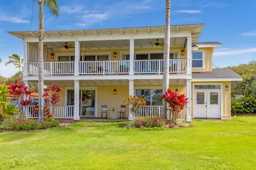 Charming Bungalow with Ocean View Lanai - Picturesque Island Retreat