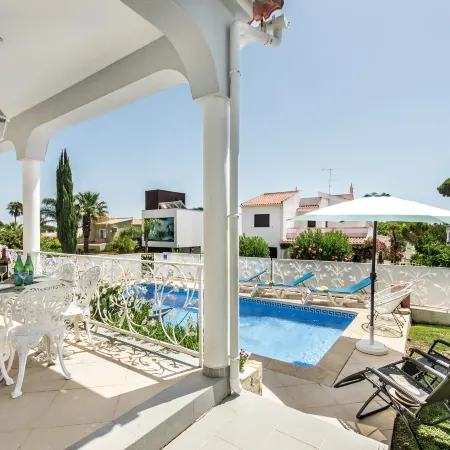 Charming Villa with Private Pool in Vibrant Vilamoura, Free AC and Wifi
