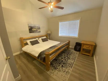 Truly a Swiss Chalet!  This 3 bedroom Chalet is set in the valley of Midway Отели в г. Мидуэй