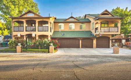 New Build Luxurious Modern Apartment With a Private Garage And a Covered Porch Отели рядом с достопримечательностью «Парк Стейджкоч Кроссинг Смол»