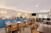 Country Inn & Suites by Radisson, Chippewa Falls, WI - breakfast
