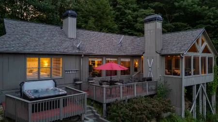 Breathtaking Mountain Views and Outdoor Oasis - Charming Hideaway