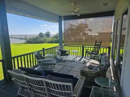 Beautiful Calcasieu Lake Views from Old Settlement Home.
