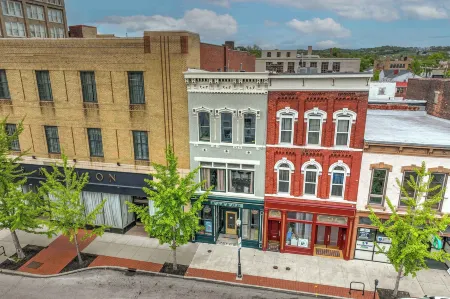 The Heart of Madison Suites Отели рядом с достопримечательностью «Подвесной мост имени Джона Роблинга»