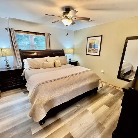 Drew’s Delight - Relax in Comfort!  Modern, Fully Remodeled, No Stairs! Отели в г. Райт