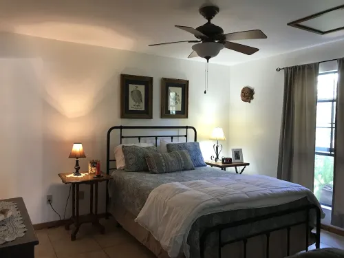 CHARMING 2/2 COTTAGE JUST A SHORT WALK TO THE BEACH/PET FRIENDLY/ WIFI