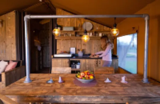 露營地 - 配有廚房和浴室的聯合帳篷，位於池塘附近