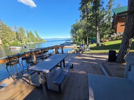 Flathead Lake home W/ private beach, dock, and hot tub Отели в г. Лейксайд
